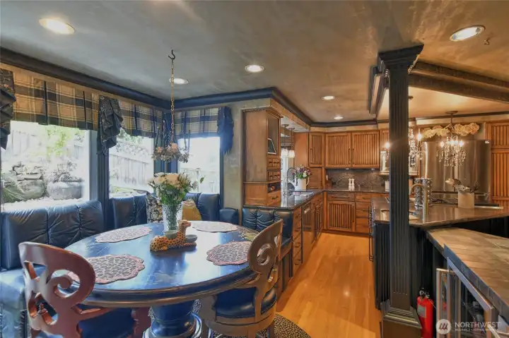 EATING SPACE OFF KITCHEN EATING SPACE OFF KITCHEN