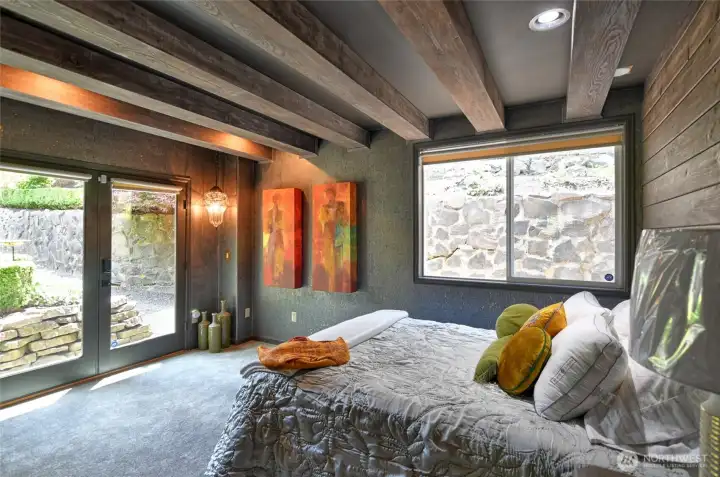 BEDROOM WITH GARDEN VIEWS BEDROOM WITH GARDEN VIEWS