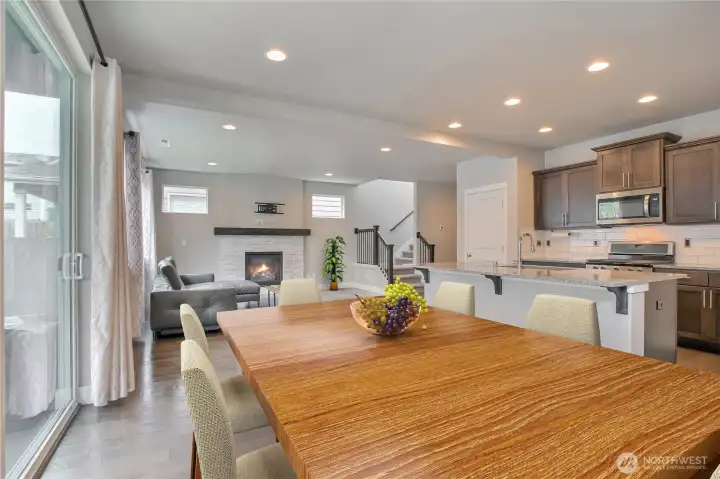 Dining room - virtually staged Dining room - virtually staged