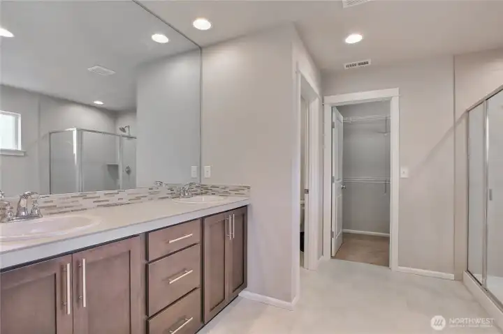 Primary suite has luxurious 5pcs bath Primary suite has luxurious 5pcs bath
