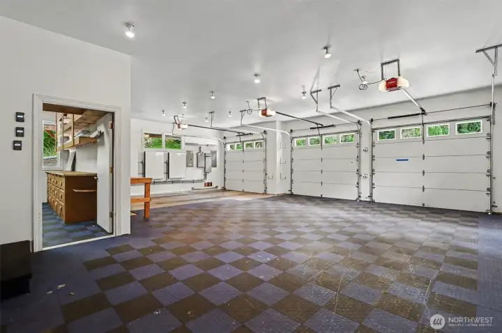 1200 SF garage with 6 Tesla batteries and large work room with extra storage. 1200 SF garage with 6 Tesla batteries and large work room with extra storage.