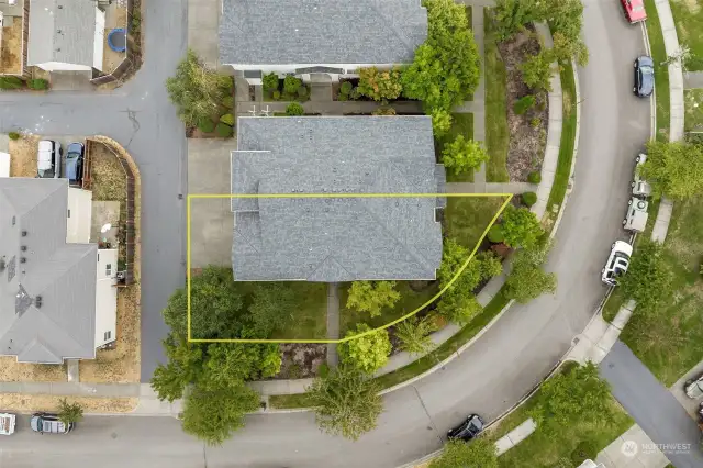 Note half garage secon floor belongs to the rear condo.