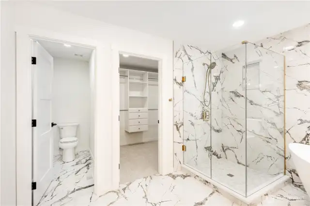 Master bath w/walk in closet
