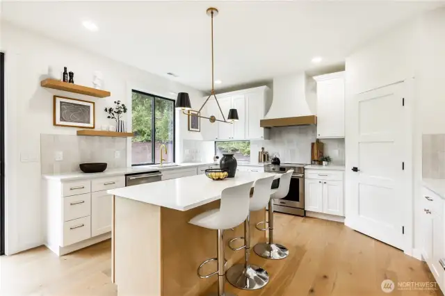 Kitchen w/island