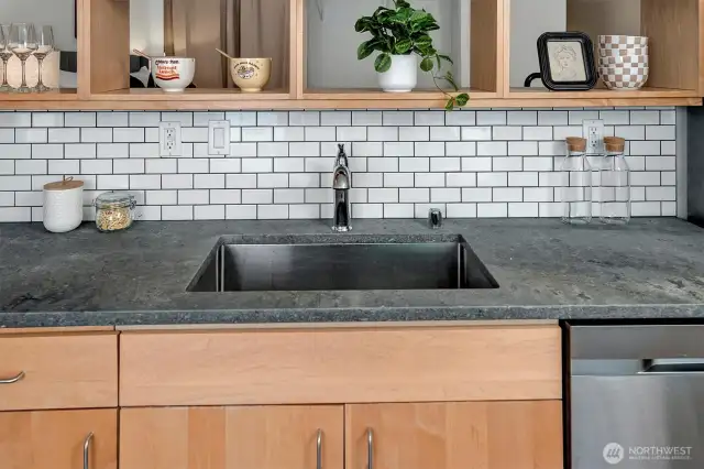 Undermount kitchen sink