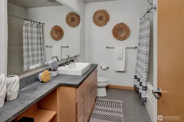 Spacious full bathroom