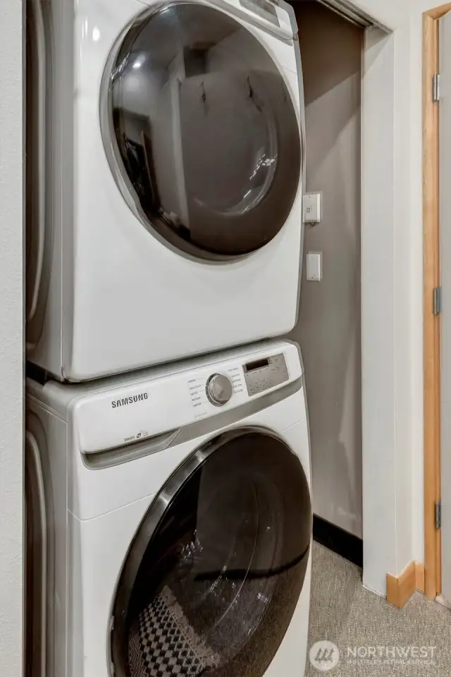 In-unit, newer washer/dryer