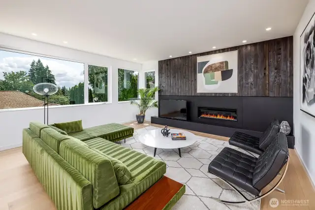 High ceilings & bay of windows