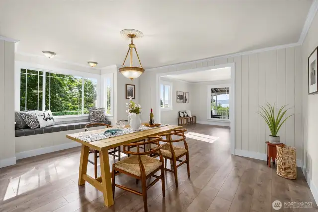 Large dining room w/ bench seating
