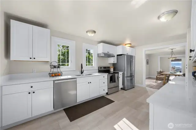Completely updated kitchen w/New cabinets, quartz countertops & SS appliances