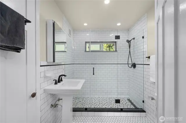 Main level 3/4 bath