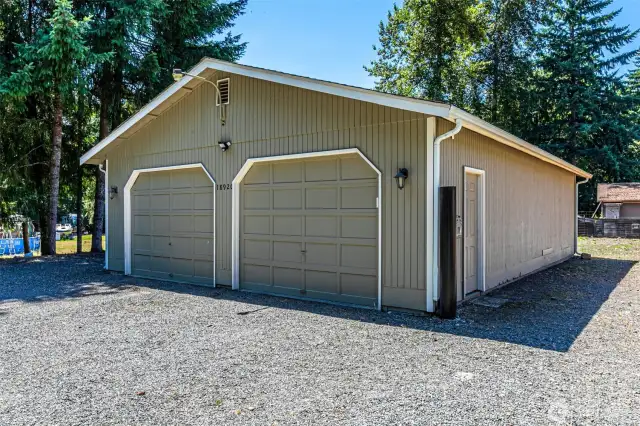 Detached garage/shop.