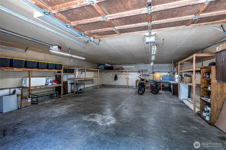 Large garage/shop with so many possibilities!
