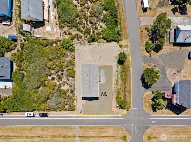 Room for plenty of vehicles & multiple RVs. Acess from front & side driveway approach