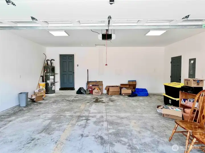 Large 2 car garage with E-Car charging station