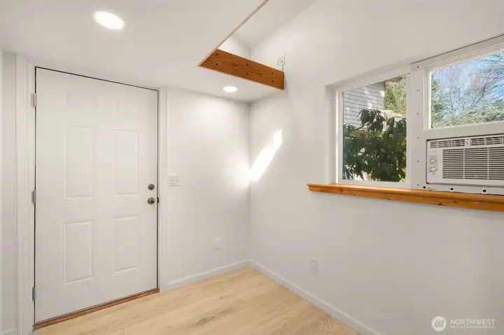 Backyard Office/Loft Space w/AC unit