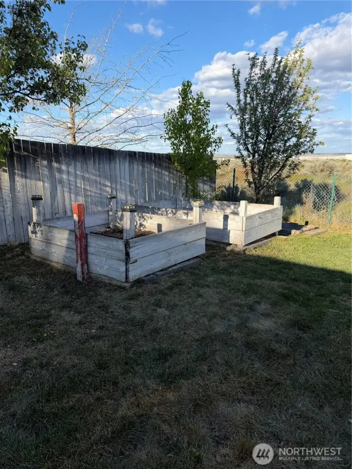 Raised bed garden boxes