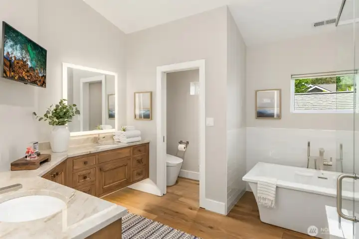 Primary bath with everything...