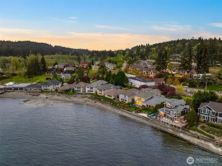 Living in Pleasant Beach is such a gift. Restaurants, shops and a great bakery... and the best part, you're able to walk everywhere!
