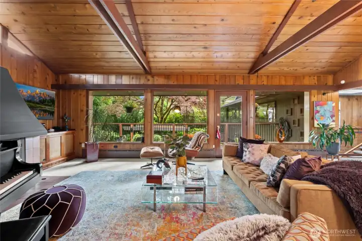 Large windows bring in an abundance of natural light! Large windows bring in an abundance of natural light!
