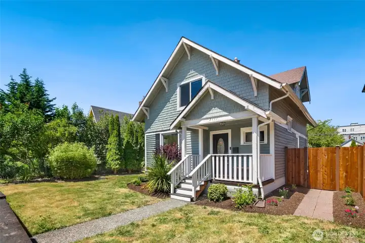 Huge 6,0000 sqft lot completely fenced in.