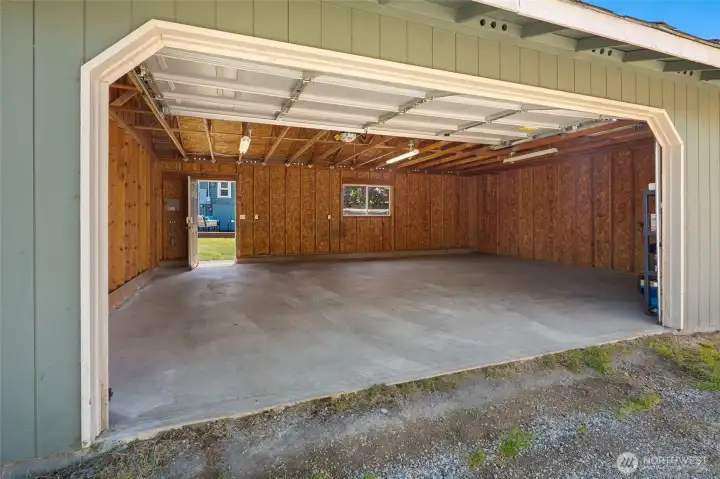 Massive 2 car garage of 720 sqft, alley access.