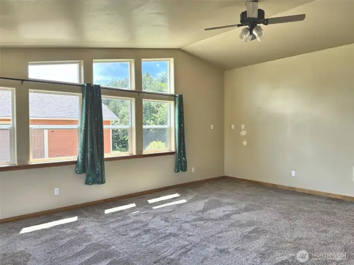 Huge family room or guest bedroom !