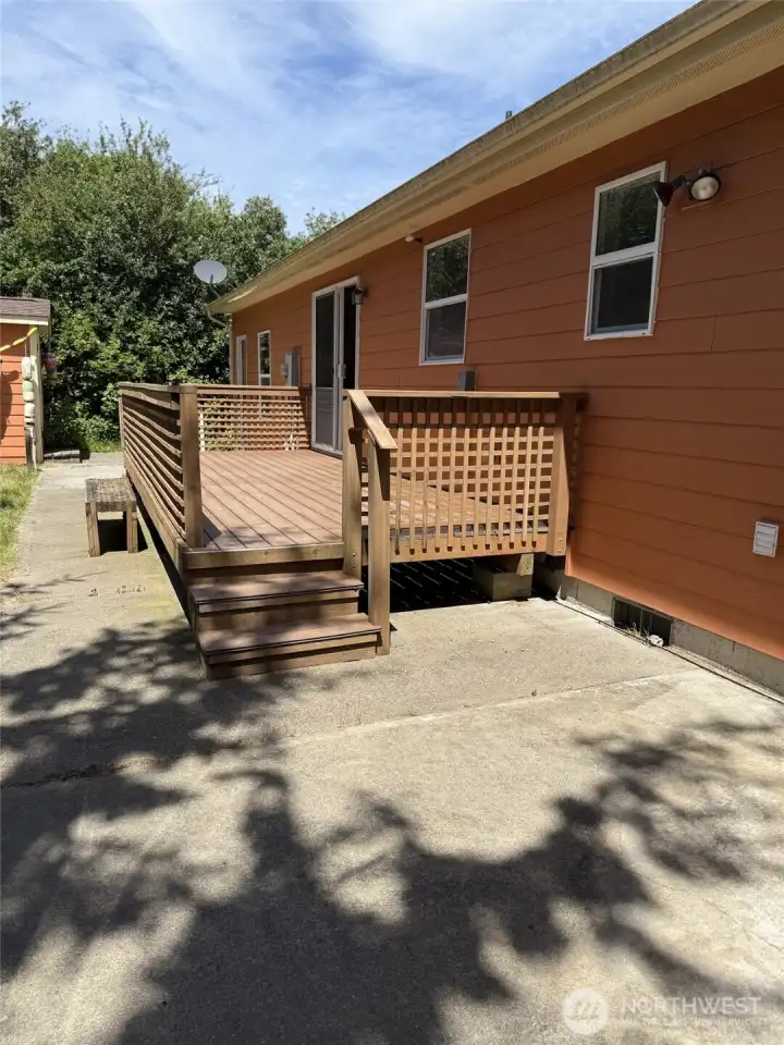 Spacious back deck & concrete slab for entertaining.