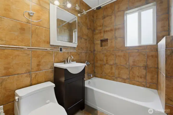 Full Bathroom on main