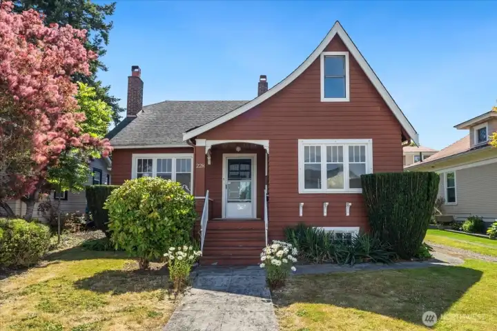 Charming Downtown Edmonds historic home ready for your vision! Charming Downtown Edmonds historic home ready for your vision!
