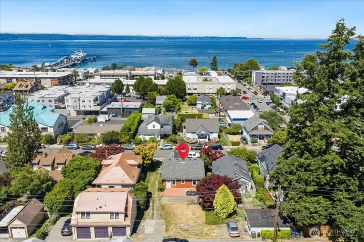 Close to the ferry and waterfront, beach, marina, and ferry to the Olympic Peninsula. Close to the ferry and waterfront, beach, marina, and ferry to the Olympic Peninsula.