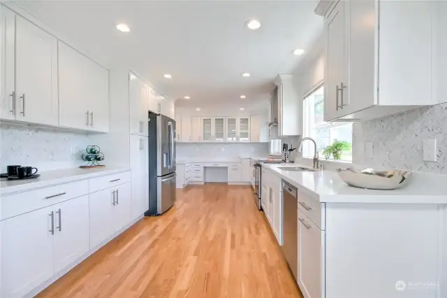 Stunning kitchen! Remodeled only a year ago & barely used. Lots of cabinets, desk area, garden windows, natural light, stainless steel appliances, hardwood floors & quartz counters. A chef's dream.