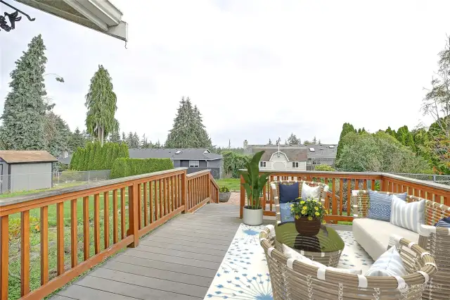 Large deck- VIRTUALLY STAGED