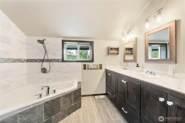 Upstairs Bathroom w/soaking tub.