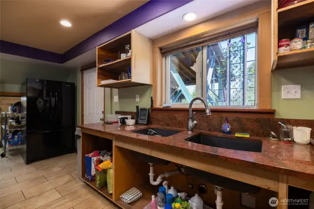 Kitchen has nice large sinks.