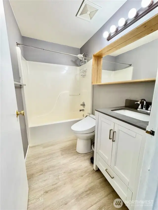 Upper Full Bathroom