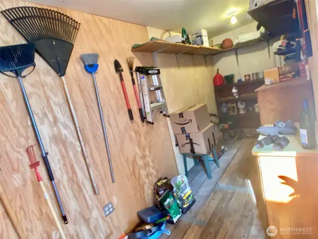 Shed behind Car-Port