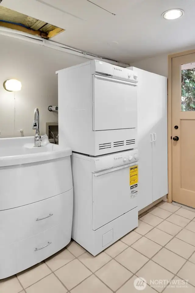 There is a separate entrance to the lower level by the laundry facilities.