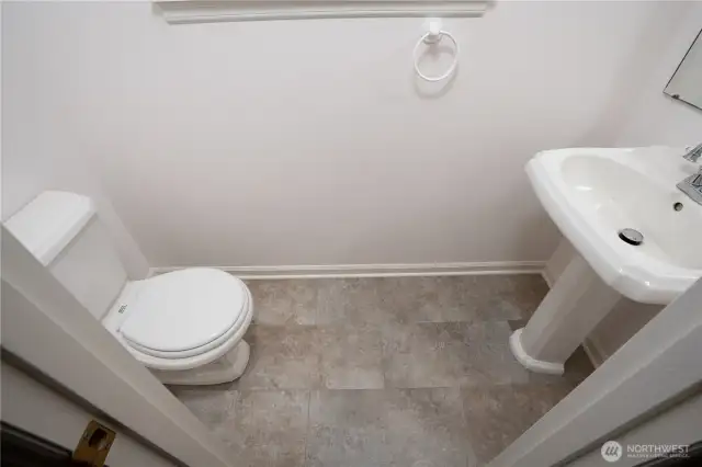 Main floor 1/2 bath