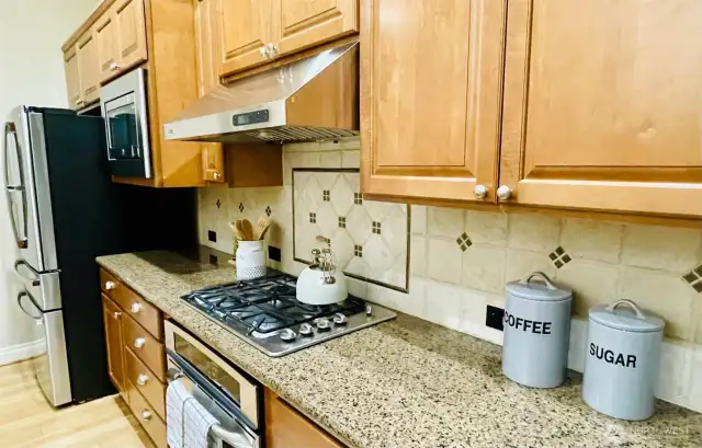 Gas cooktop with custom backsplash