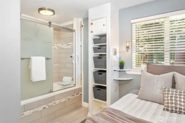 Luxury jetted tub /shower!