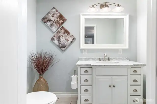 Primary compartmented bathroom. Updated vanity, mirror and lighting!