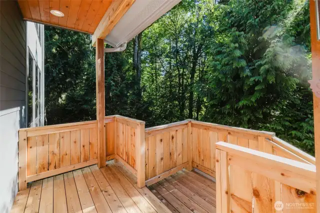 The natural wood that wraps around the entire deck area add to the forested secluded treehouse feel.
