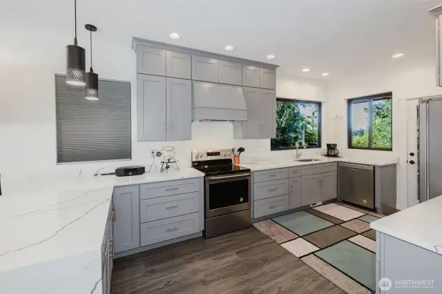 Self-closing cabinetry brings a touch of quiet luxury and thoughtful craftsmanship to your new kitchen. With just a gentle push, doors and drawers glide to a close—no bangs, no slams—just a smooth, graceful finish every time. A small detail that makes a big difference, adding both elegance and functionality to your daily routine.