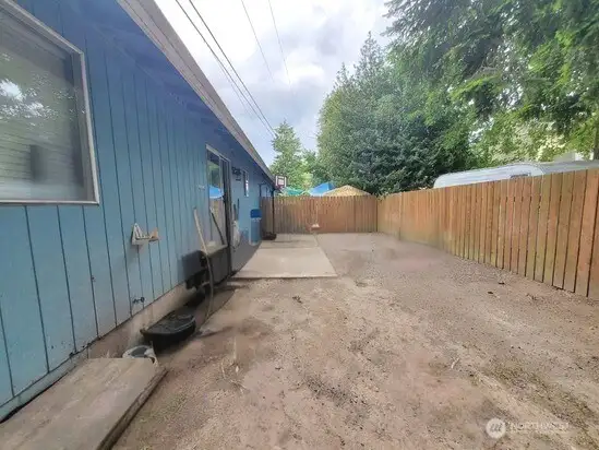 Unit 1104 backyard. This unit is fully fenced.