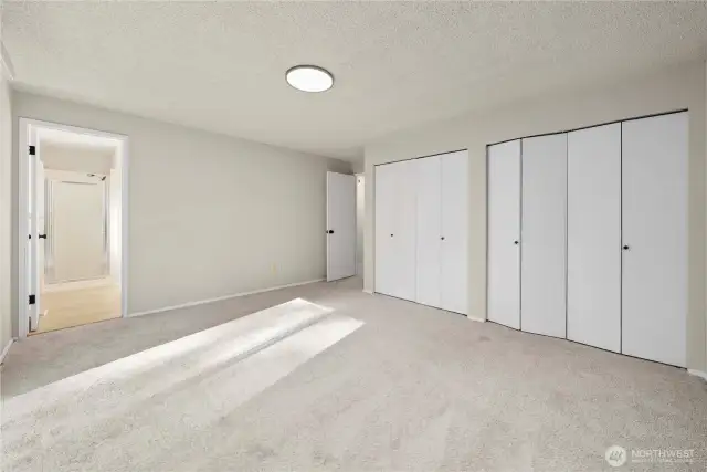 primary bdrm w private bath