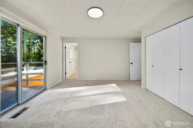 primary bdrm w private bath