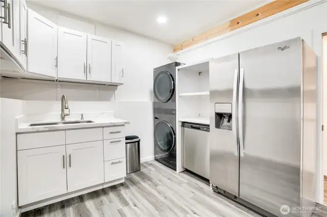 This kitchen has great cabinet storage and is equipped with all the bells and whistles!