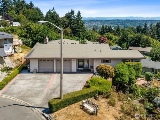 The driveway, garage & main floor living area is 100% level. Zero stairs!