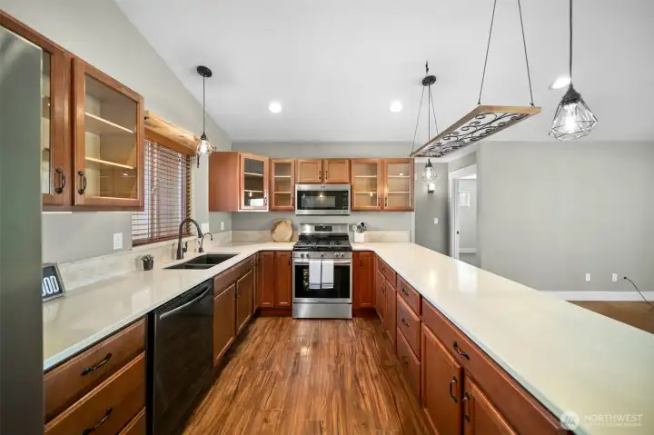Beautiful kitchen and the appliances stay